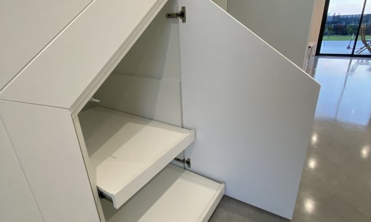 Création du meuble sur-mesure encastré sous les marches d'escalier 